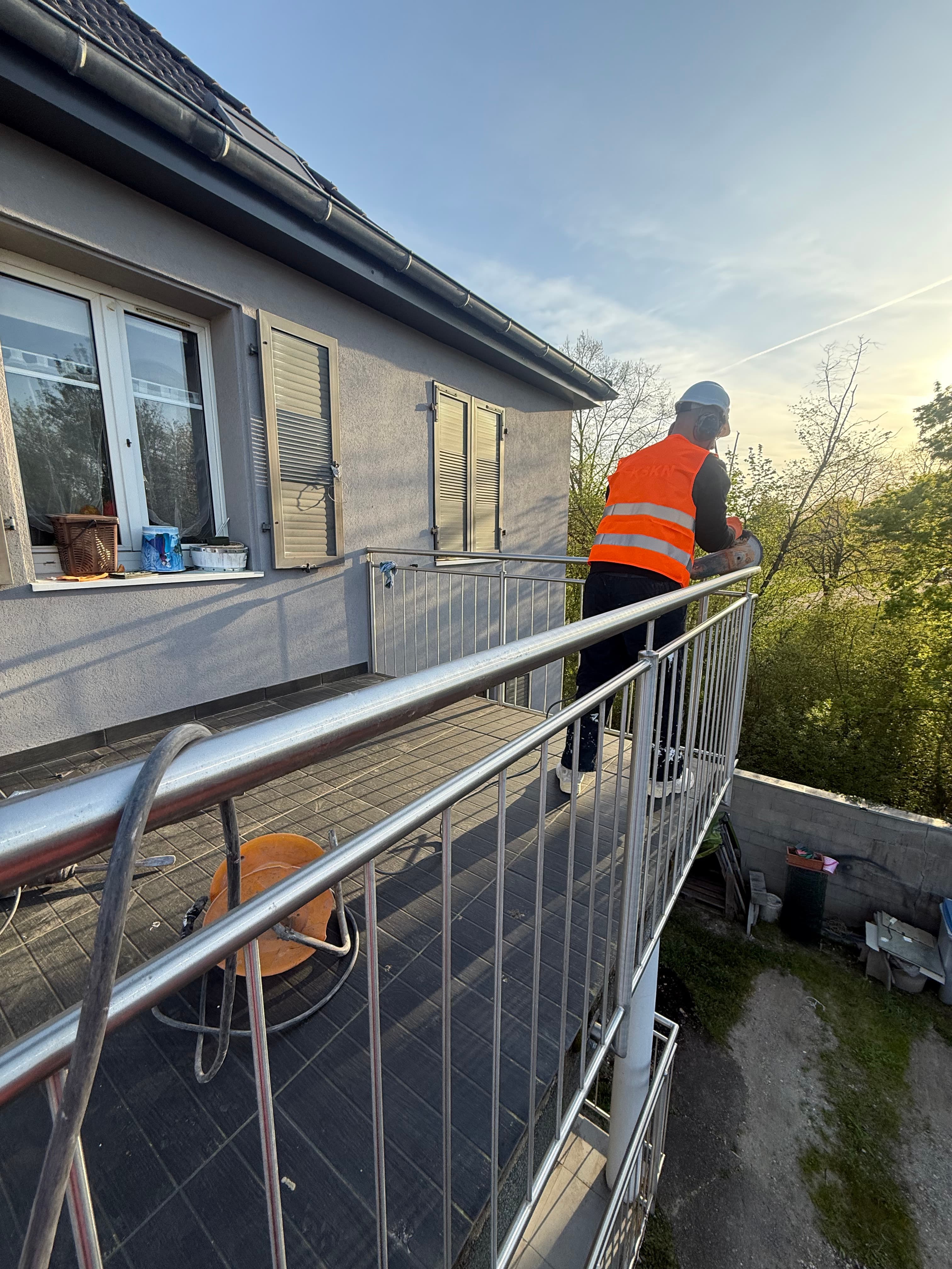 Découpe des fixations de garde-corps sur le niveau supérieur de la terrasse.