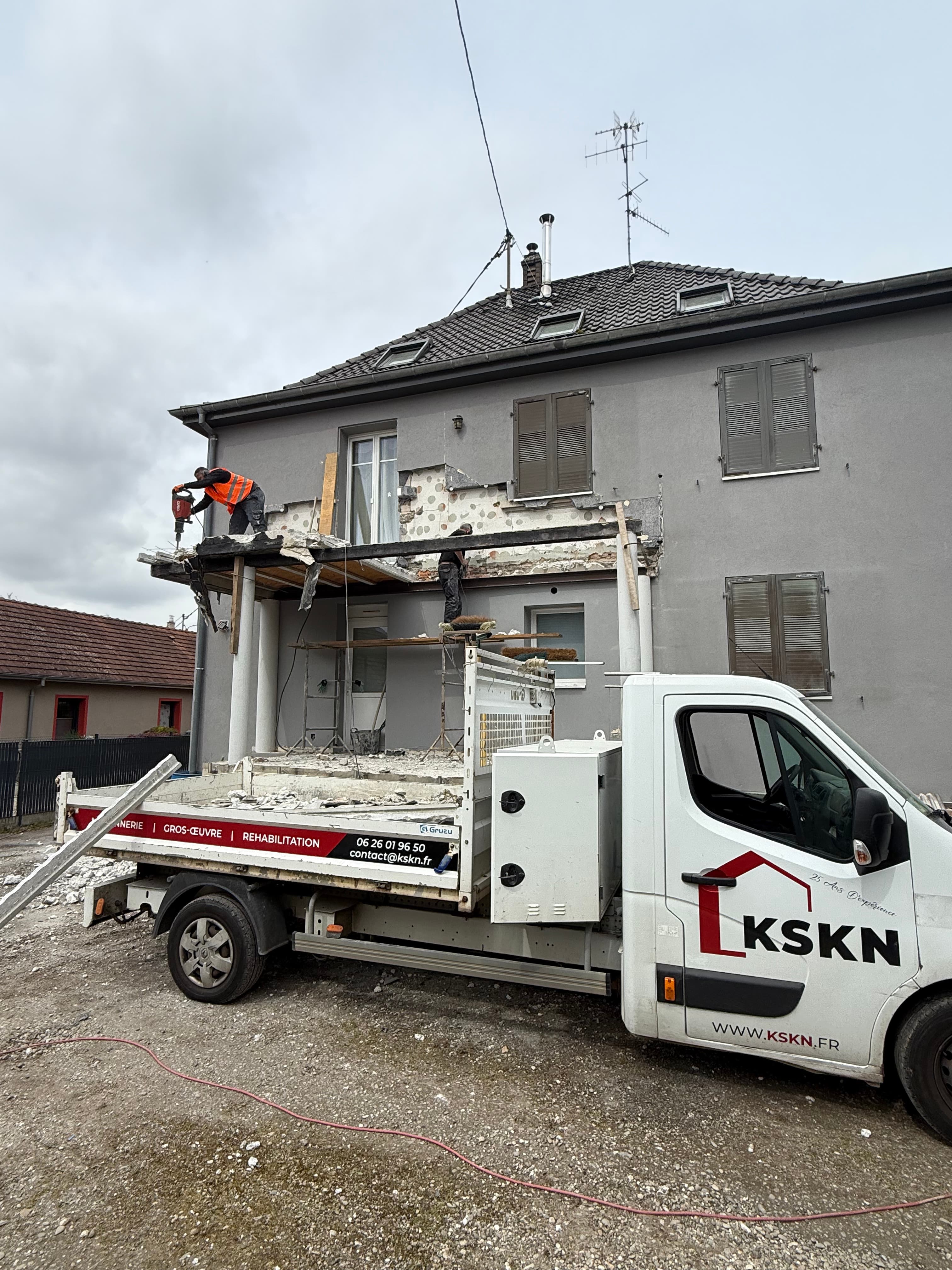 Démolition du niveau haut en cours, évacuation directe des gravats dans la benne.
