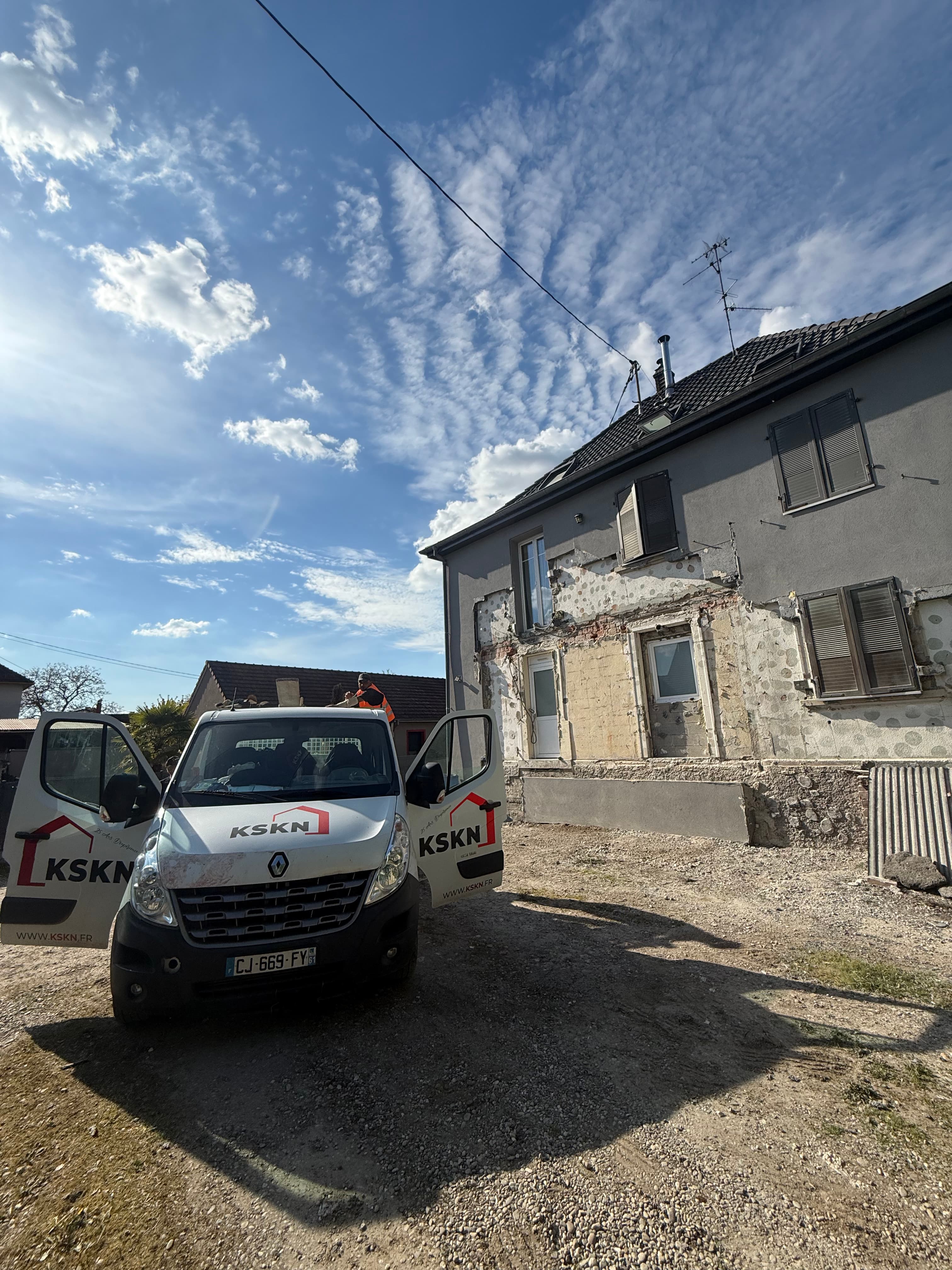 Façade dégagée après dépose complète des deux niveaux de terrasse, avant reconstruction.