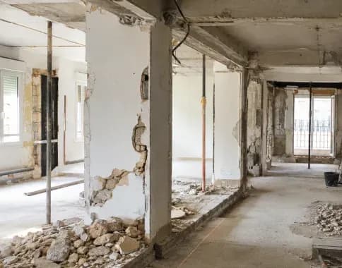 Démolition intérieure contrôlée, cloisons déposées.