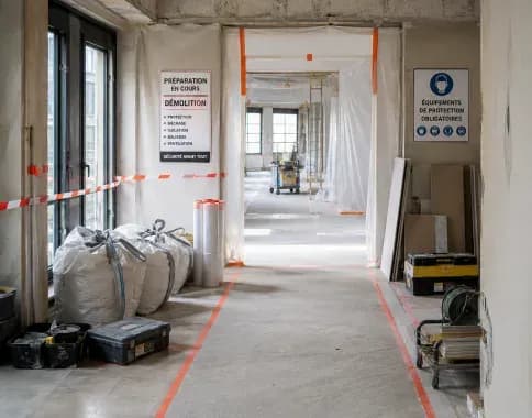 Préparation d’un chantier de démolition, protections et balisage en place.
